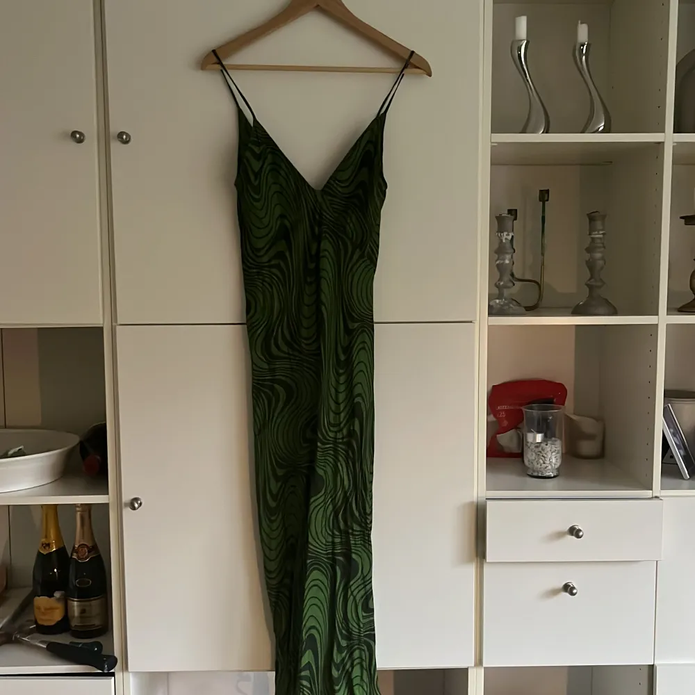 En jättefin långklänning från Zara med ett mönster. . Klänningar.