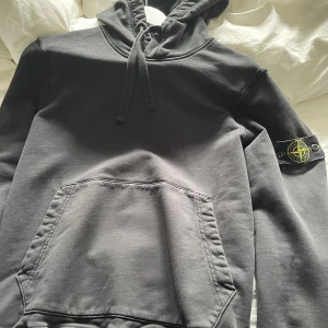 Stone island - Hej! Säljer nu min Stone island hoodie eftersom den ej kommer till nån användning, den är i nyskick och knappt använd.