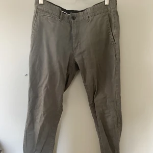 Byxor Bläck - mörkgråa byxor ifrån bläck