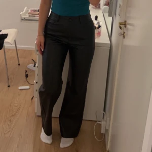 SKINNBYXOR FRÅN MADLADY - Drömmiga skinnbyxor från Madlady i strl M, längd 32! 😍