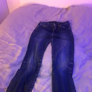 Snygga mörkblå jeans! Ett litet hål på baksidan som enkelt går att laga men annars bra skick ock BRA kvalite! Pris kan diskuteras 