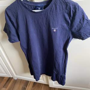 En mörkblå snygg t-shirt från gant som är i fint skick