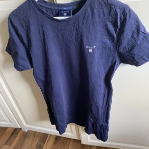 Gant t-shirt  - En mörkblå snygg t-shirt från gant som är i fint skick