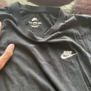 Säljer mina Nike t-shirts i svart och en till i grå. Dem kommer aldrig till användning. Jag köpte den förra året på Jd sports i Stockholm. Den är i storlek M. Pris kan diskuteras. För att köpa en kostar det 100 och för båda 200 kr. Priset kan diskuteras.