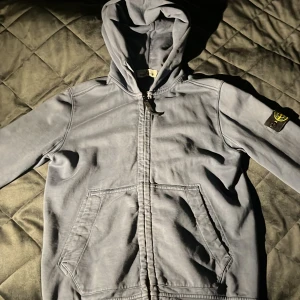 Stone Island Hoodie - SKITSNYGG stone island hoodie i storlek 146-158. Tröjan är i bra kvalite men det står Emil på lappen i nacken vilket inte syns när den är på. Köpt på NK