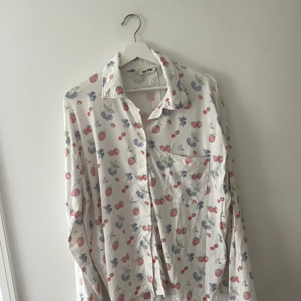 Djerf Avenue pyjamas skjorta i storlek S (summer berries). Fint skick, använd fåtal gånger, tvättat 1 gång. Helt slutsålda online. Säljer även matchande byxor. . Skjortor.
