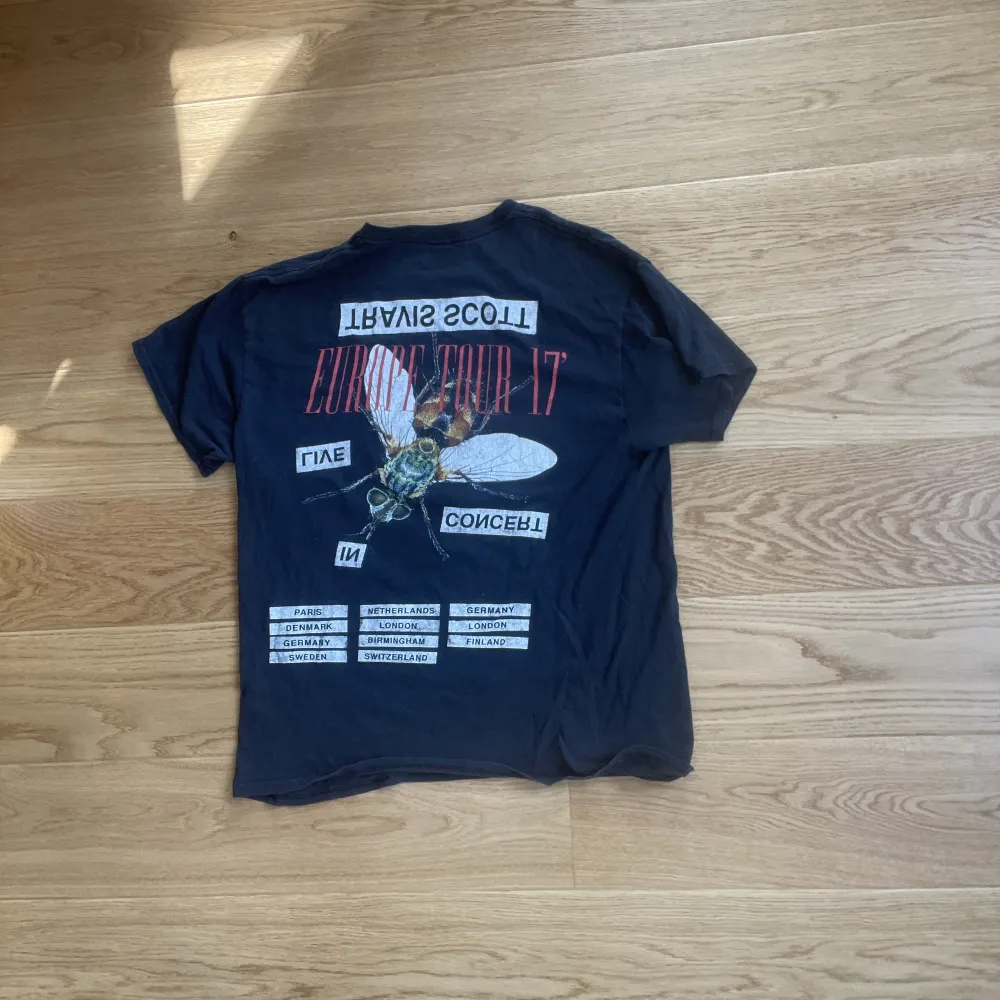 Travis Scott Europe 17 Merch. Köpt på PlugMePlease 2019. Använd men fortfarande i fint skick. Size L. T-shirts.