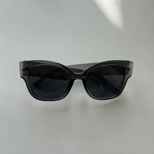 Solglasögon  - Chimi liknande solglasögon från gina tricot!!! Jätte fint skick😊säljer pga ingen användning  