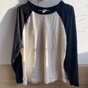 Baseball tröja från H&M  - Baseball tröja från hm! Den är i nyskick och har aldrig användits.  Storleken är XL och materialet är skönt!