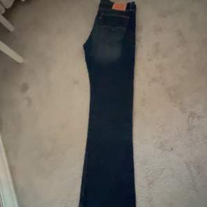 Säljer dessa lågmidjade flared Levis jeans i storlk M, de är för långa för mig som är 172 men går änkelt att sy upp💗