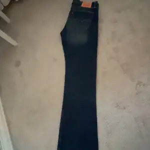 Säljer dessa lågmidjade flared Levis jeans i storlk M, de är för långa för mig som är 172 men går änkelt att sy upp💗
