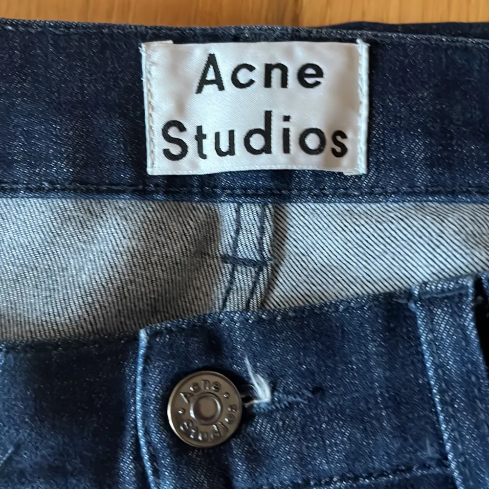 Mörk blåa lågmidjade acne studios jeans, låt pösigare längst ner så inte skinny jeans, skriv privat för bilder med jeansen på. Jeans & Byxor.