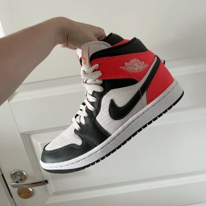 Air Jordan 1 - skit snygga air jordan 1 mids aldrig använda, säljer då det inte kommit till användning tyvärr. 