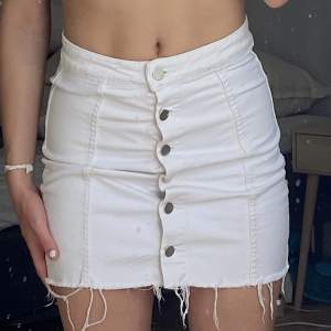 En vit jeans kjol ifrån Ginatricot i storlek 34. Säljer då den är för liten för mig. Jag är 162cm lång som referens. Fläckarna på första bilden är ifrån spegeln. (Se bild tre för en liten fläck på framsidan) köparen står för frakten! Använd gärna köp nu🤍