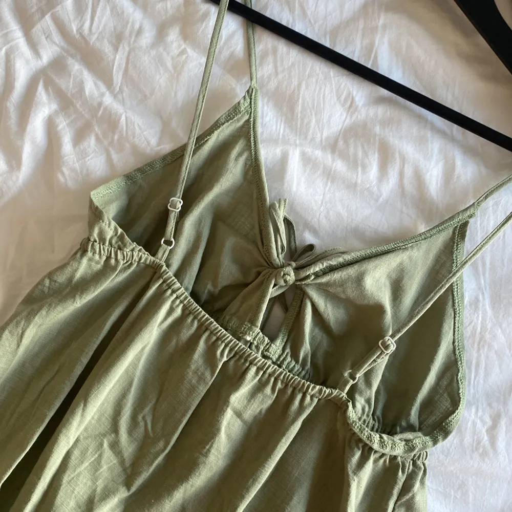 Hej, säljer en fin grön klänning ifrån SHEIN i storlek M, använd få gånger, sitter fint på , ställbara band . Klänningar.