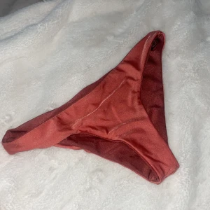 Ripcurl oanvänd bikinidel strl S - Säljer en oanvänd bikini under del från ripcurl. Köpte för 349kr, säljer för 200kr, den är för liten o kan inte användas. Den går att vända in o ut så går o ha olika färg vilket är lite roligt. Den är lite glitter/skimmrig så snyggt! Pris kan diskuteras💕