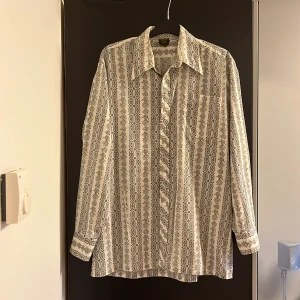 Vintage skjorta - Vintage skjorta köpt secondhand 🖤jättesöt med svart linne under och jeans, men passar även utmärkt som den är! Lite oversized på mig med storlek S/36/38