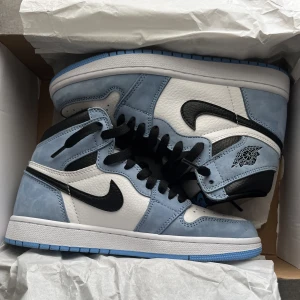 Air jordan 1 university blue - Air jordan 1 university blue 9,5/10 skick endast använd 5-6 gånger, lillebrorsan fick födelsedagspresent av en släkting men de var lite för små, så jag hjälper honom att sälja dem. kontakta för bilder på suede , eller fler bilder på skorna.