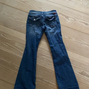 Lågmidjade jeans från HM - Säljer dessa byxor från HM, knappt använda och sitter fint på. Lite små i storleken så skulle säga att de motsvarar en 36/38🤍
