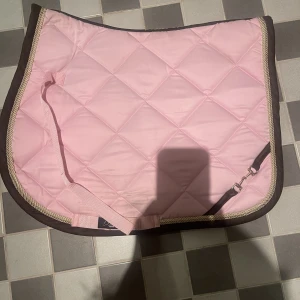 Fint lauria garrelli schabrak - Fint lauria garrelli shabrak till salu! Schabraket är rosa med brun kant och guld detaljer, gott skick! 💕