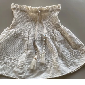 Kjol från zara - Såå fin kjol från zara! Nyskick! Använd endast en gång!