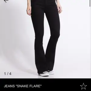 Säljer mina snake flare jeans för dem är för långa använda en gång