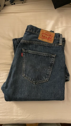 Levis 501 - Otroligt fint skick, köpta second hand. Ena fickan är lite skev, men får säkert att fixa (se sista bilden). 