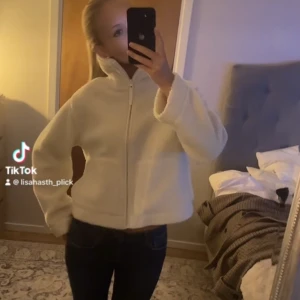 Vit teddyjacka  - Vit teddyjacka ifrån h&m. Superskön och snygg!!🩷