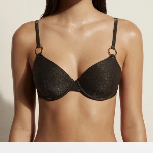 oanvänd calzedoniabikini - Helt oanvänd svartglittrig bikini från calzedonia fortfarande i paketet då jag inte hann returnera den. Både överdel och underdel är i S🌟 Pushup-behå bikini Hollywood & Bikinitrosa med knytband Lamè Hollywood