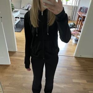 Gina kofta  - En svart kofta ifrån Gina tricot💗 använd två gånger. Skriv till mig vid intresse😊