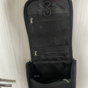 Necessär  - Säljer denna otroligt praktiska necessär ifrån gutz. Den har inga stora fläckar med är lite smutsig där av priset💗