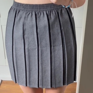 Grå kjol - En grå kjol som inte andnings längre😊 köparen står för frakt 