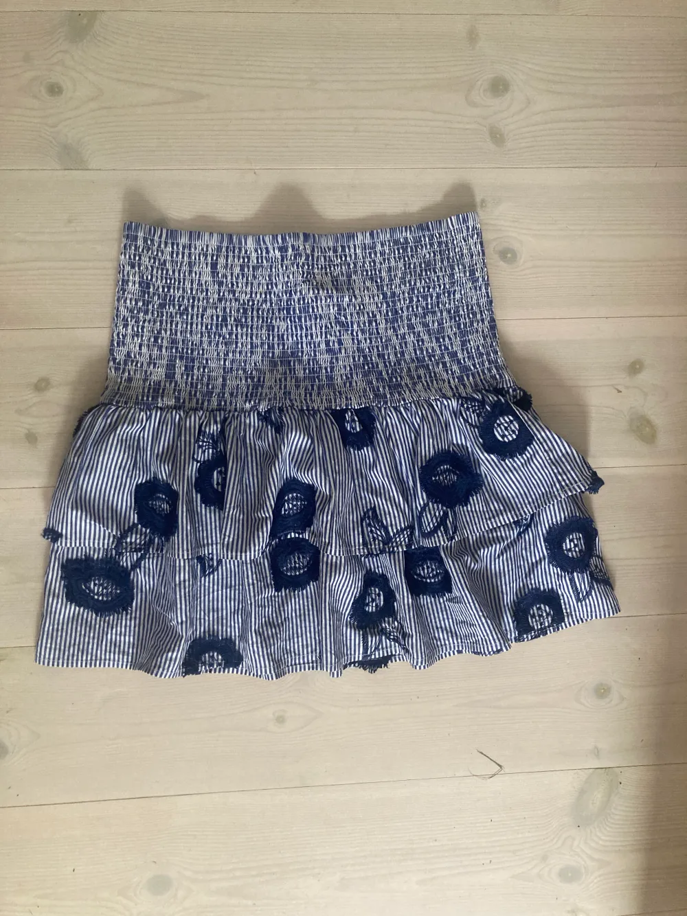 Säljer denna snygga randiga och blommiga kjolen från Lindex! Köpt iår och använd 2 gånger. Skriv vid intresse☺️. Kjolar.