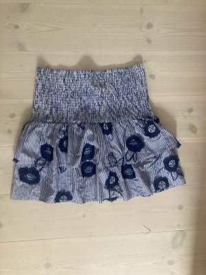 Säljer denna snygga randiga och blommiga kjolen från Lindex! Köpt iår och använd 2 gånger. Skriv vid intresse☺️