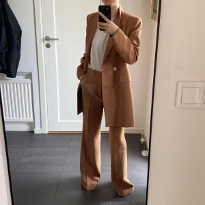 Kavaj zara - Brun blazer, Helt ny i princip. Från zara. Storlek XS. Matchande kostymbyxor finns. 