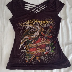 ed hardy tröja - super fin ed hardy tröja med unik design i bak, väldigt bra skick💓