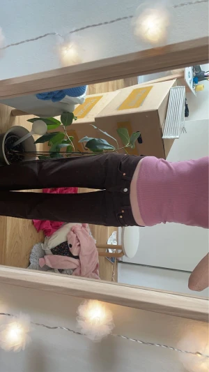 Low waist arrow jeans  - Köpta för 500kr säljs för 250kr! Ser ut som nya och säljs pga för korta. Passar någon runt 160 med storleken 32/34 💓