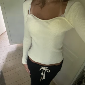 Långärmad topp - Säljer denna supergulliga topp från mango, prislapp kvar! 💕
