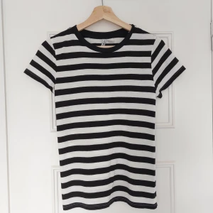 Randig t-shirt - Svart-vit randig t-shirt från hm.