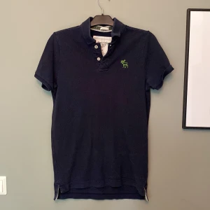 Piké Abercrombie & Fitch - Använd, i gott skick. Köparen står för frakt.