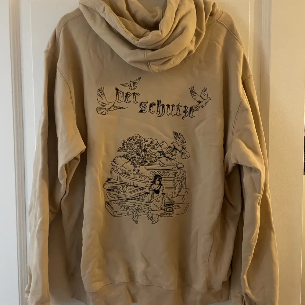 Broderad hoodie med snövit-tema köpt i Derschutzes butik i London förra året! Bara använd ett fåtal gånger och grovt reducerad i pris. Kan mötas upp i Stockholm eller frakta! 💖. Hoodies.