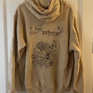 Broderad hoodie med snövit-tema köpt i Derschutzes butik i London förra året! Bara använd ett fåtal gånger och grovt reducerad i pris. Kan mötas upp i Stockholm eller frakta! 💖