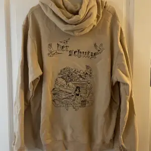 Broderad hoodie med snövit-tema köpt i Derschutzes butik i London förra året! Bara använd ett fåtal gånger och grovt reducerad i pris. Kan mötas upp i Stockholm eller frakta! 💖