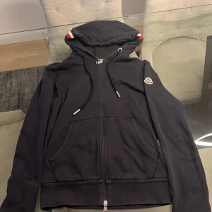 Moncler hoodie - Moncler hoodie, bra skick, knappt använd