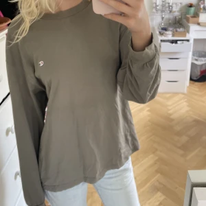 Champion sweater - Köpt i Spanien för några år sen💕Färgen framgår bäst på den första bilden. Perfekt till hösten 🩷