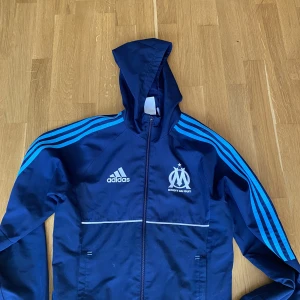 Marseille Zip-Hoodie - Tröjan har använts mycket men är fortfarande i mycket bra skick, den är i XS. Pris kan diskuteras