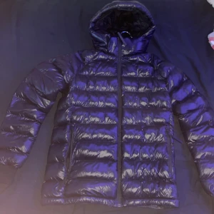 Peak performance jacka - Bra skick en ficka som låst sig på något vis annars bra kvalitet inte jätte använd nypris 1600 