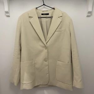 Kavaj - Snygg kavaj från Gina Tricot! Endast använd en gång så i väldigt bra skick 