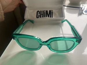 Chimi solglasögon  - Säljer dessa snygga och unika solglasögon från chimi storlek 008 i färgen Aqua. Solglasögonen är i fint skick!