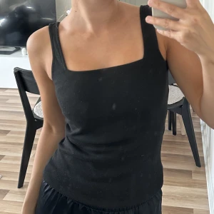 Linne - Linne från pieces strl xs, i använt skick lite nopprig så billigt pris, ska dock köpa noppmaskinen innan jag postar vilket brukar hjälpa en del!